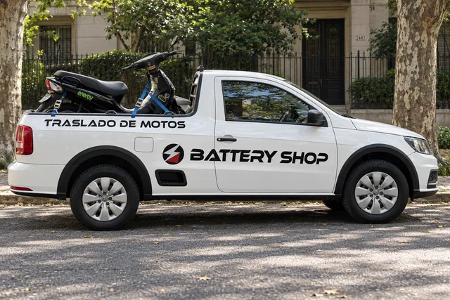 Ilustración con IA de una camioneta Battery Shop preparada para trasladar una moto