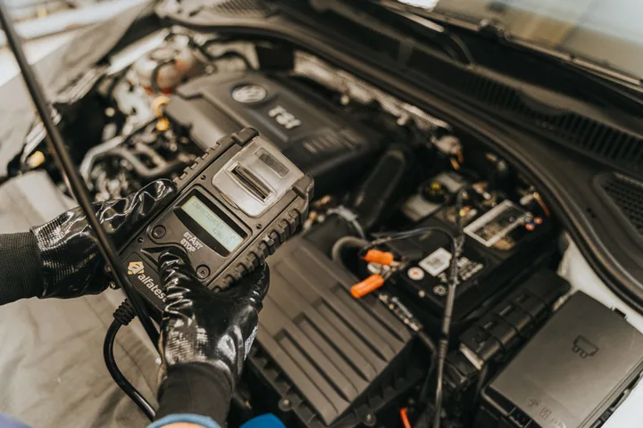 Revisión del sistema eléctrico de un auto con un medidor